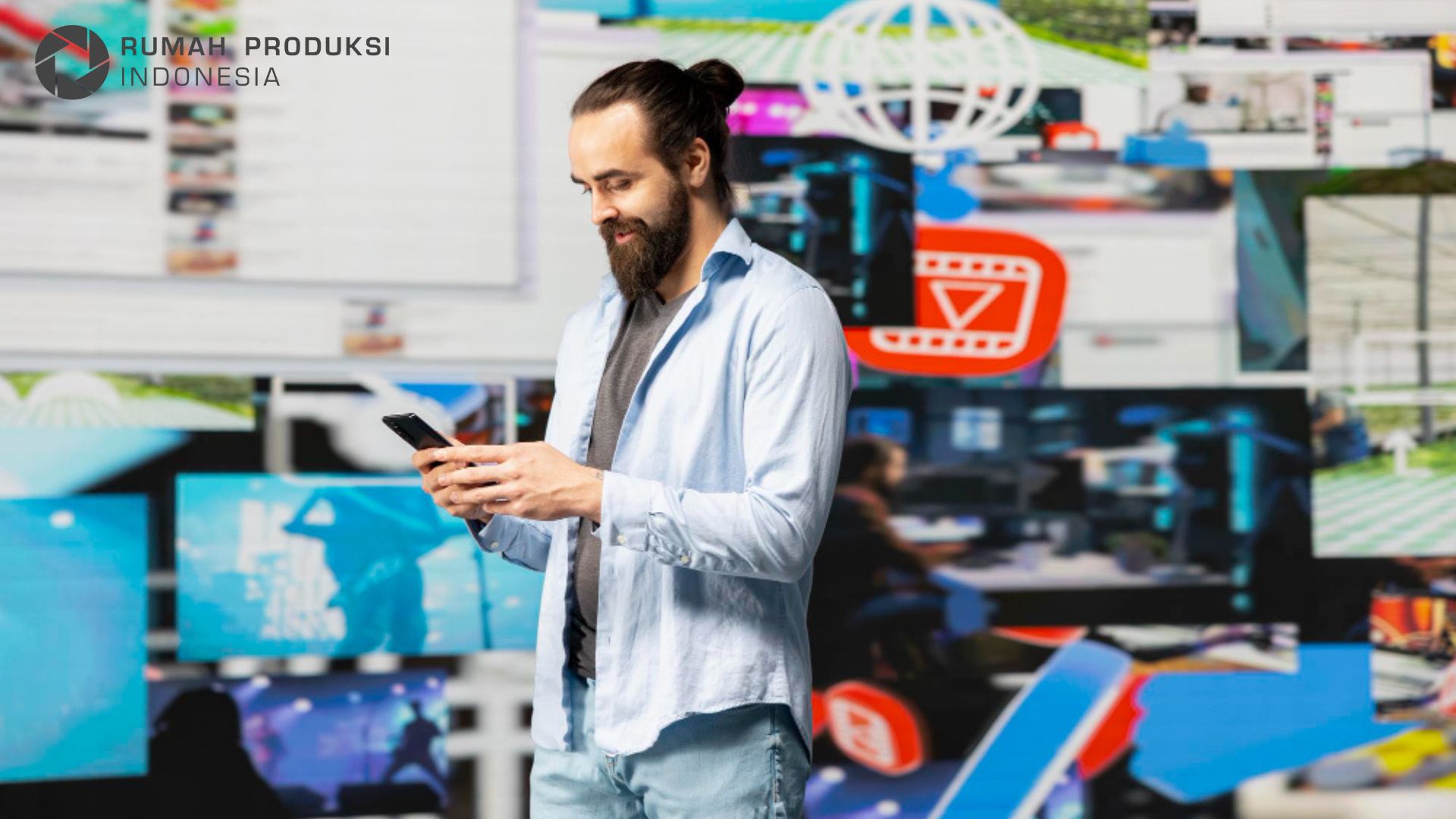 wisatawan sedang melihat promosi iklan digital pariwisata di smartphone dengan latar belakang destinasi wisata populer