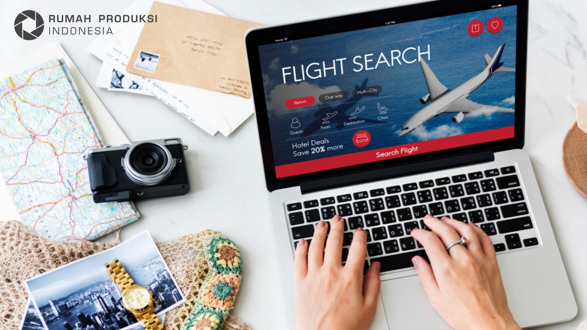 kampanye iklan wisata digital dengan laptop, grafik analitik, dan gambar destinasi pariwisata di layar, suasana profesional namun penuh warna