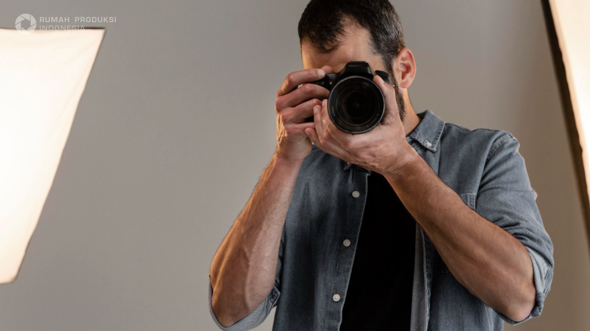 pemula sedang belajar teknik dasar fotografi dengan kamera