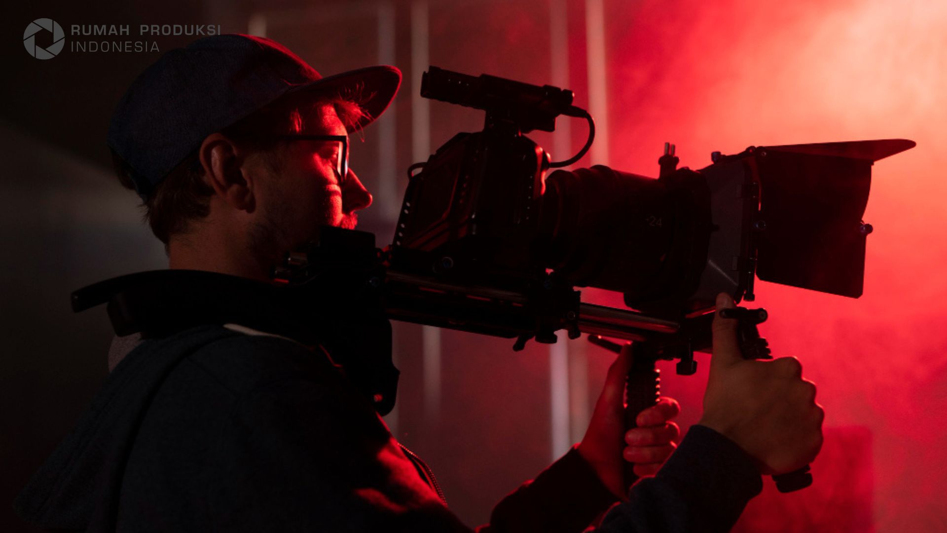 Seorang fotografer dan videografer pemula sedang memegang kamera profesional