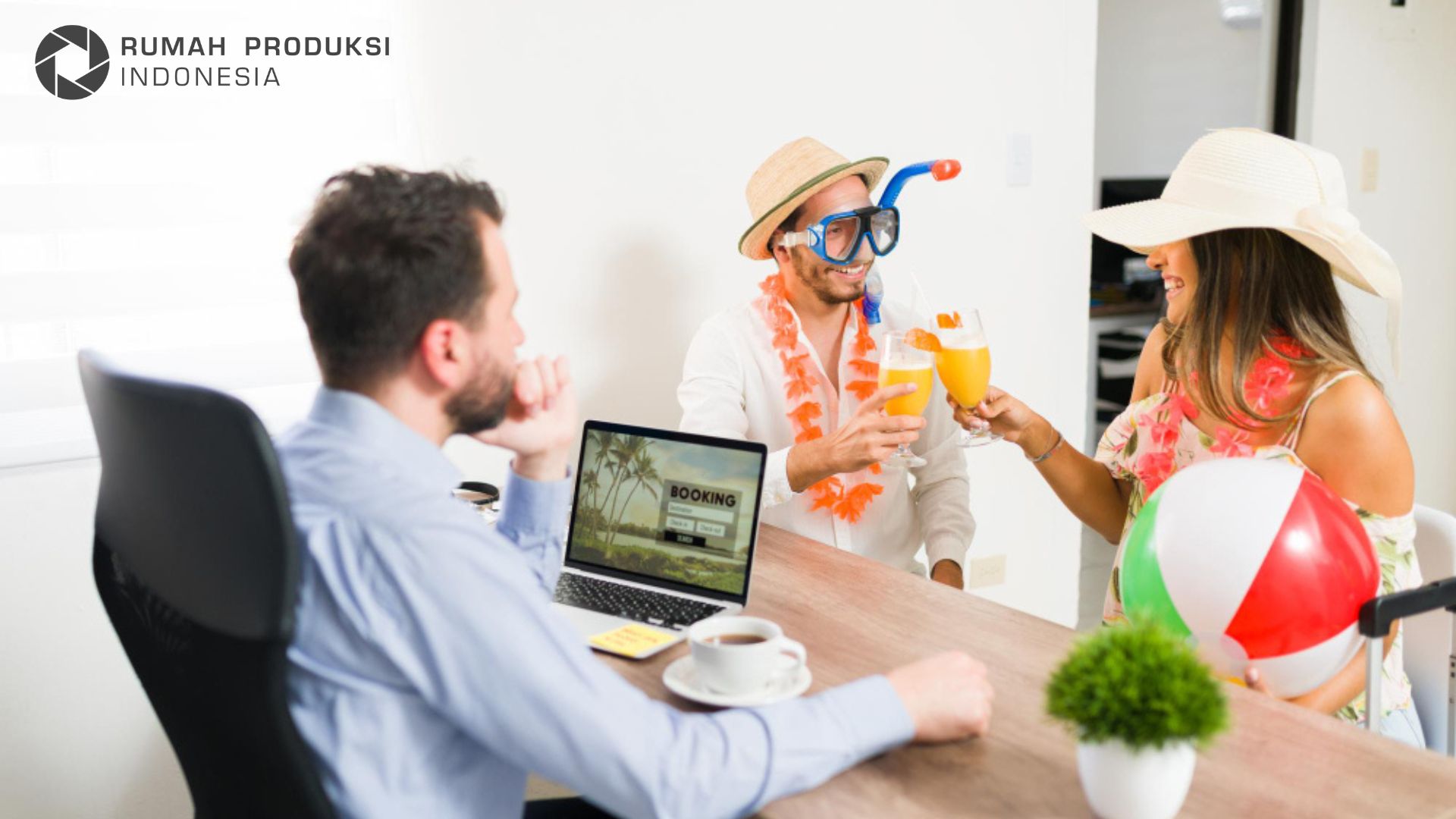 Customer service travel agent sedang menjelaskan paket liburan Bali kepada wisatawan dengan laptop di meja kantor modern