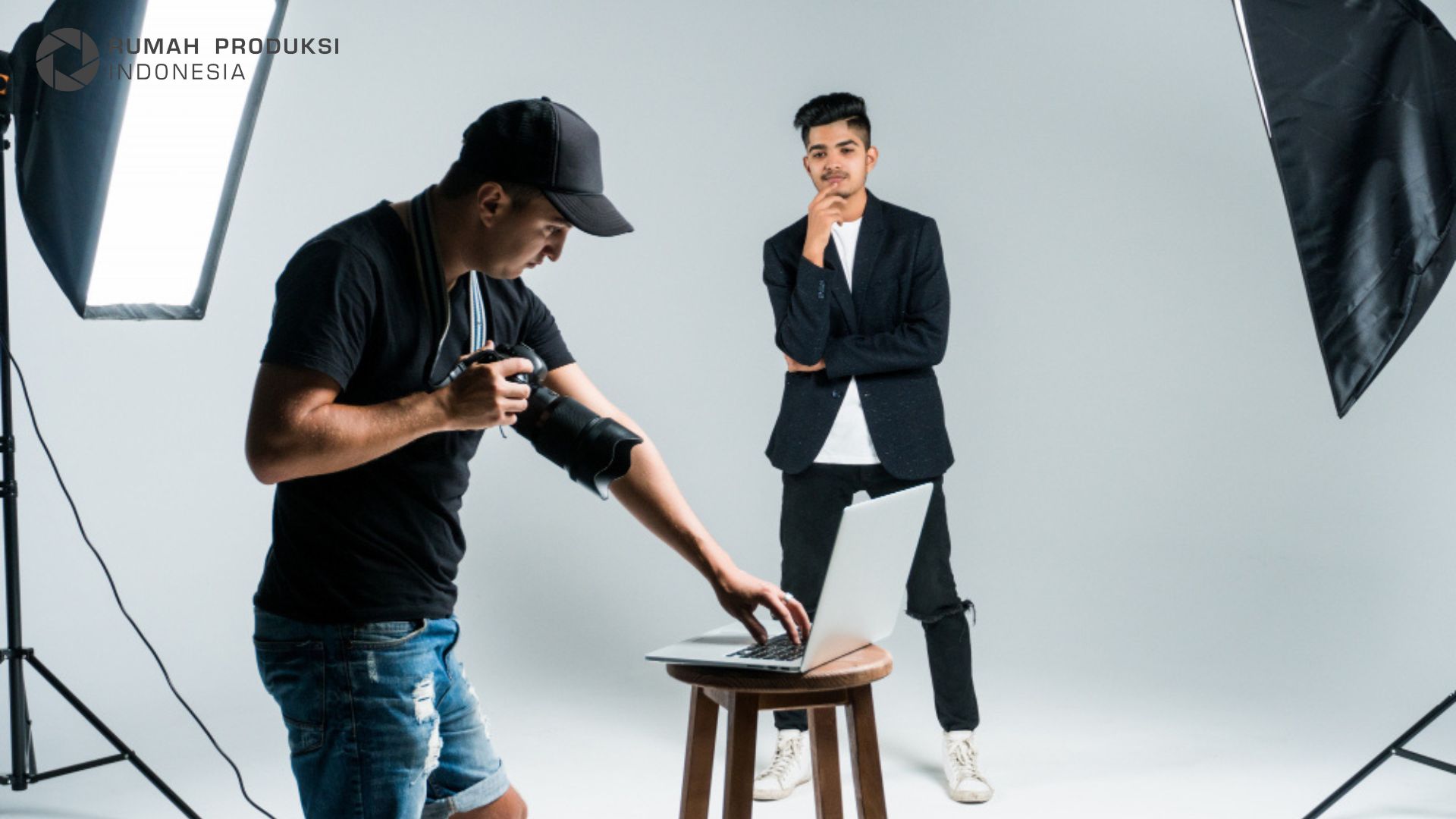 Pemula sedang memotret dengan kamera sederhana ditemani tripod, lensa, dan lampu ring light di meja kerja