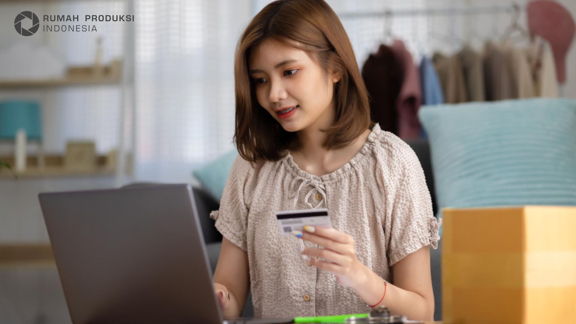 Transformasi Digital 2025 dengan E-commerce & Fintech yang menghadirkan belanja online dan pembayaran digital lebih cepat.