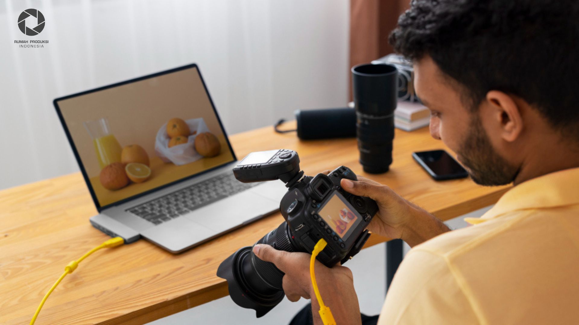 Tim kreatif Rumah Produksi Indonesia sedang membuat video company profile profesional untuk perusahaan klien.