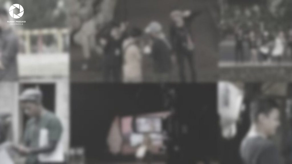 Tim kreatif rumah produksi film Indonesia sedang melakukan pengambilan gambar untuk video promosi brand.