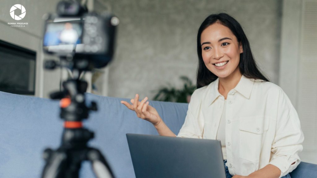 “Tim Rumah Produksi Indonesia sedang melakukan pengambilan gambar video profesional untuk klien bisnis lokal.”