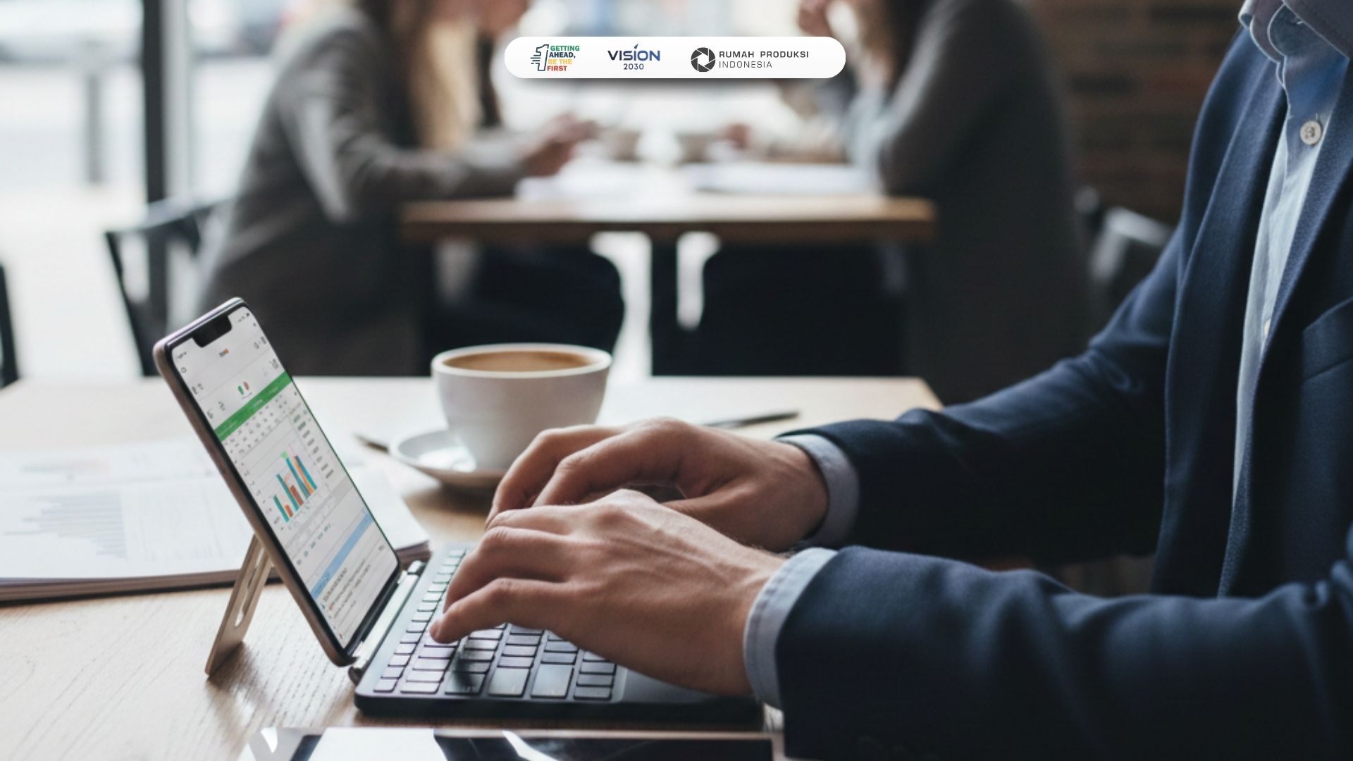 Seseorang sedang menggunakan aplikasi fokus di smartphone untuk menyelesaikan pekerjaan kantor.