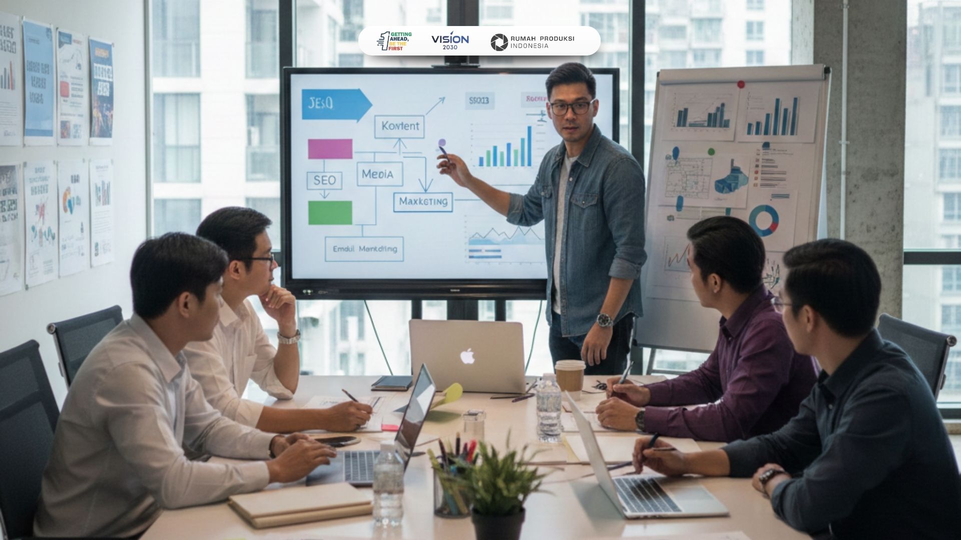 Tim digital marketing sedang menyusun strategi digital marketing untuk menjangkau target audiens secara online