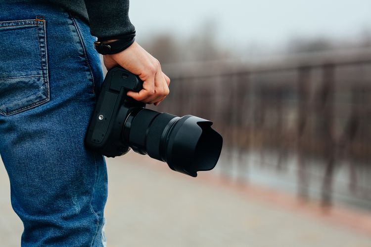 Melalui Jendela Bidik: Sekilas Tentang Dunia Fotografi.