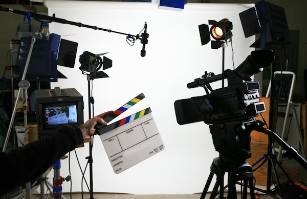 "Perbedaan Antara Production House dan Studio Film Konvensional"