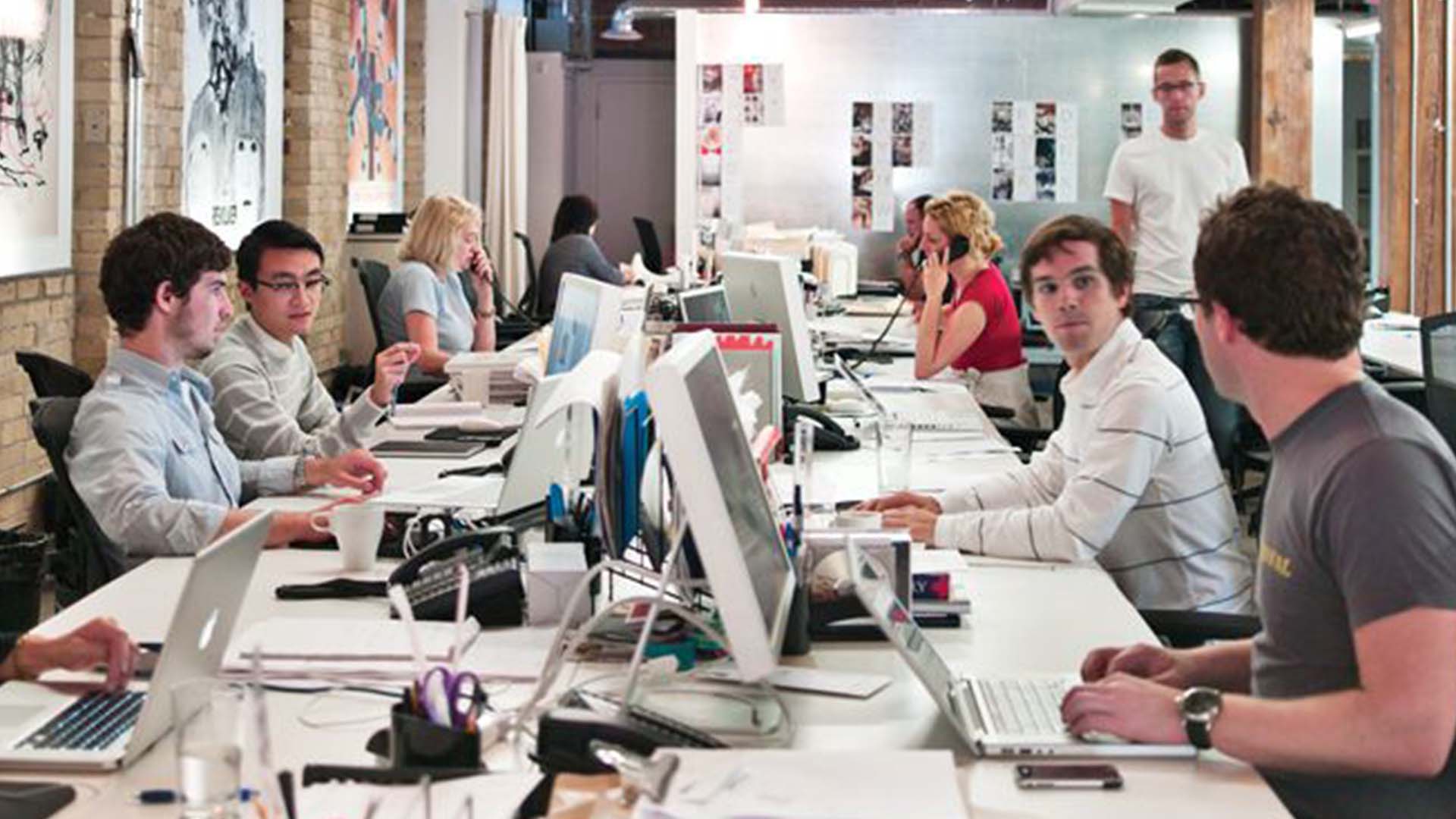 PENYEDIA JASA SOSIAL MEDIA