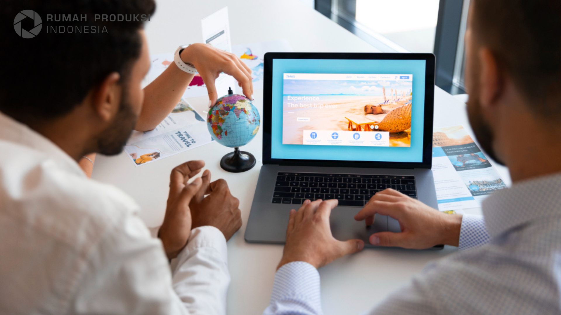 Tim marketing pariwisata sedang membuat strategi iklan sosial media di kantor dengan laptop dan papan ide.