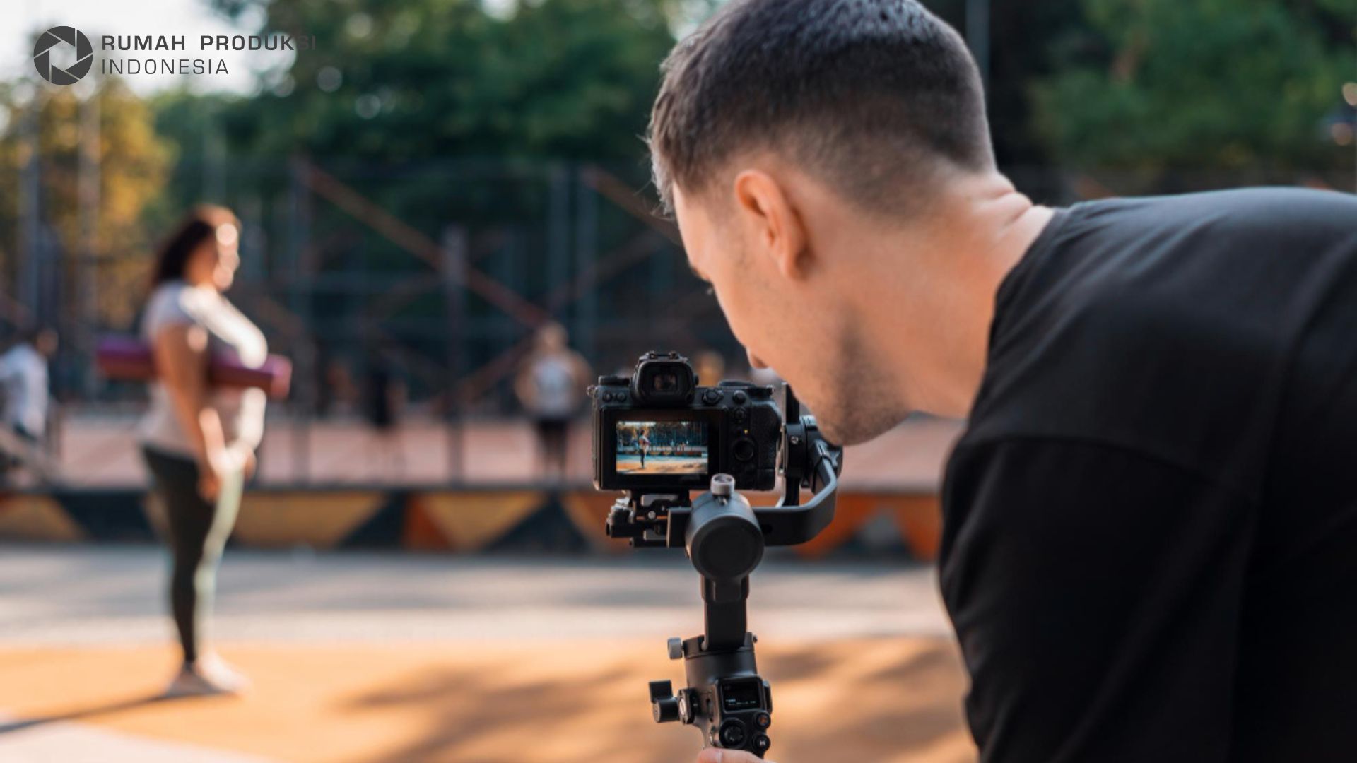 pemula sedang belajar videografi dengan kamera sederhana untuk membuat video cinematic