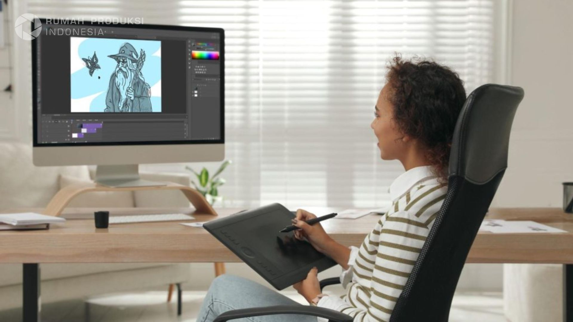 Seorang desainer sedang membuat motion graphic di komputer