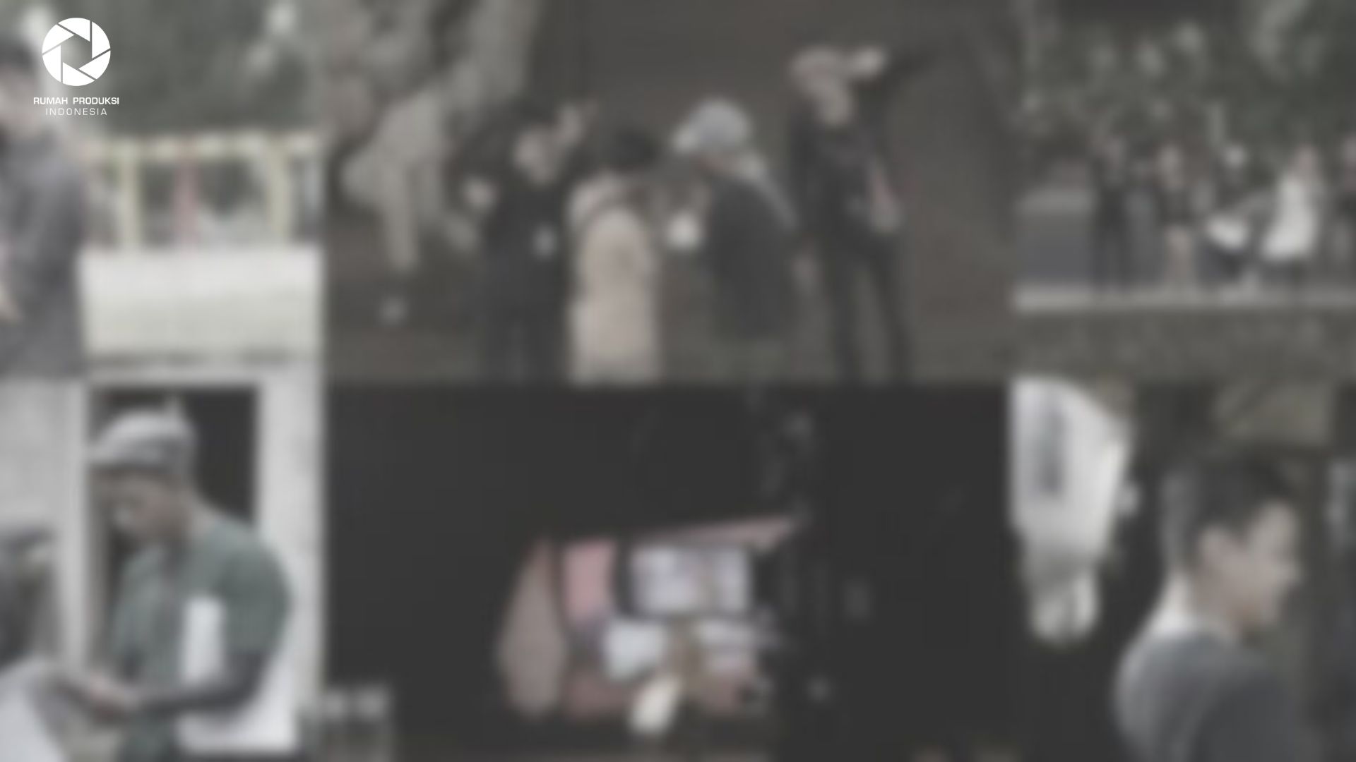 Tim kreatif rumah produksi film Indonesia sedang melakukan pengambilan gambar untuk video promosi brand.