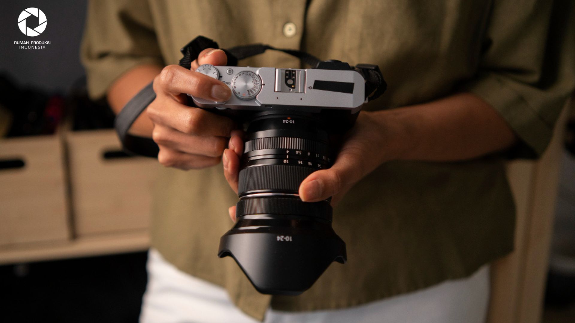 Fotografer dan videografer profesional sedang bekerja dengan kamera di studio modern