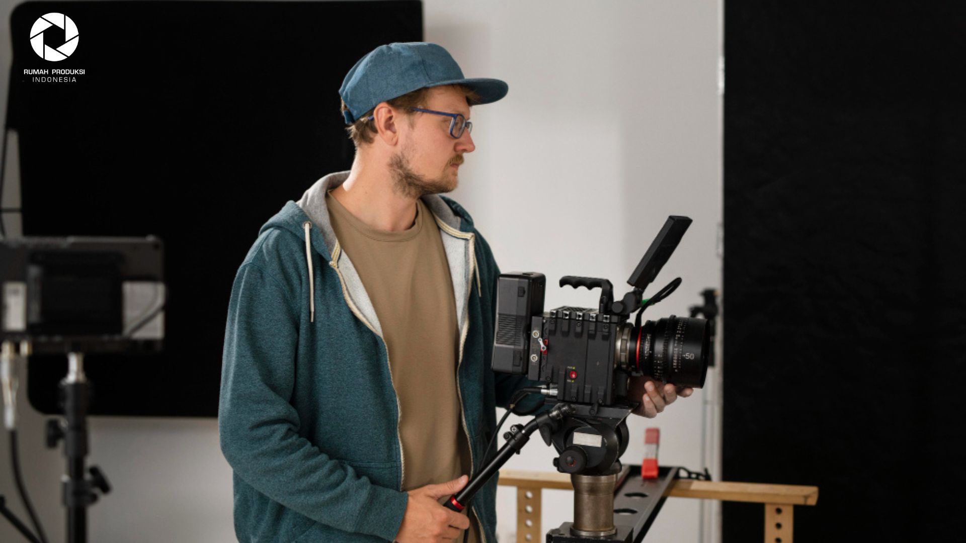 Proses kreatif pembuatan film pendek oleh tim profesional Rumah Produksi Indonesia di studio produksi