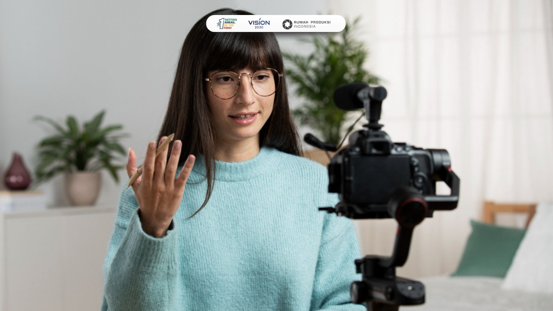 UMKM sedang membuat konten video pendek untuk meningkatkan penjualan bisnis lokal di media sosial.