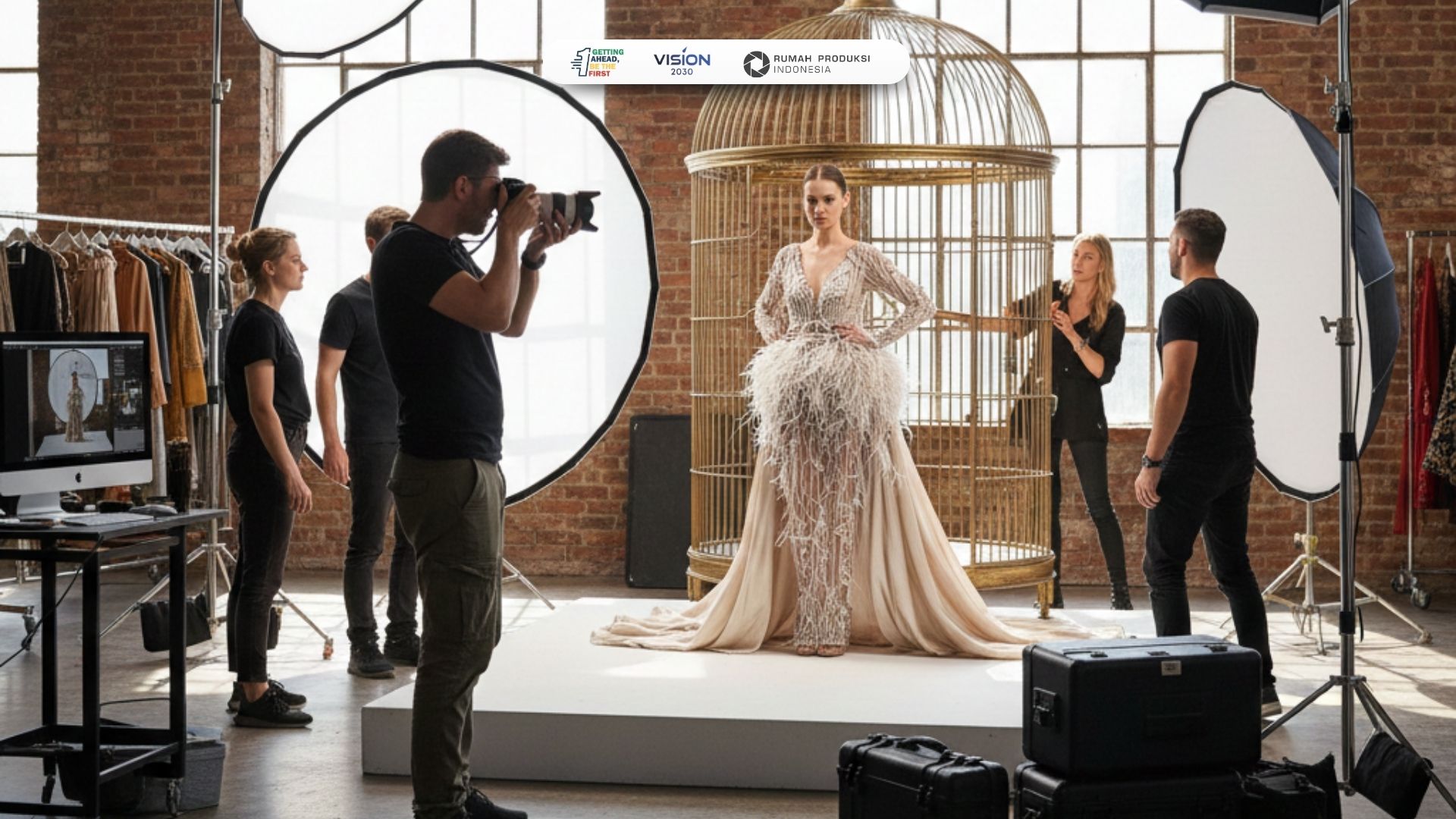 Tim profesional jasa pembuatan konten kreatif sedang melakukan produksi foto dan video untuk media sosial brand