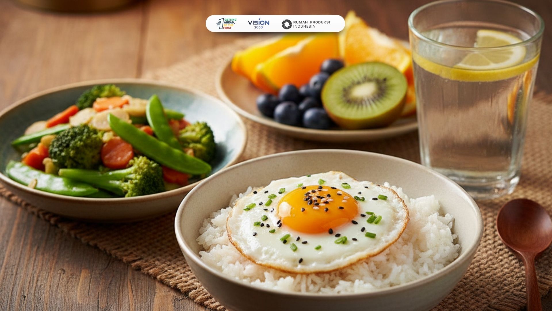 menu sahur praktis dengan nasi, telur, sayur, buah, dan air putih untuk puasa kuat