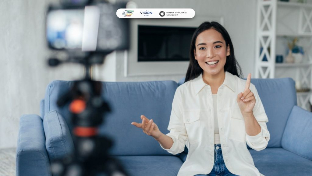 Pemilik bisnis lokal membuat konten video pendek untuk promosi produk di media sosial